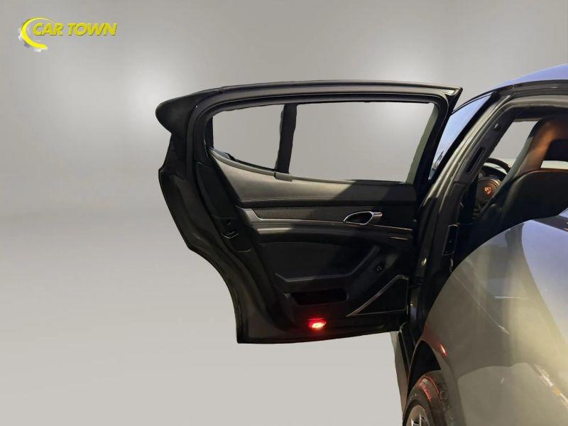 Vehicle photo 26