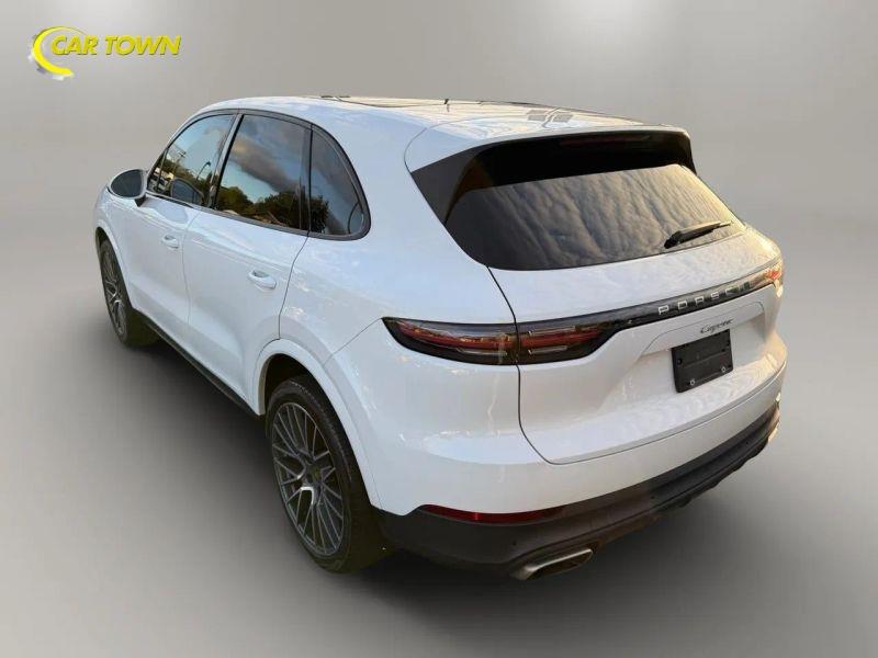 Vehicle photo 12