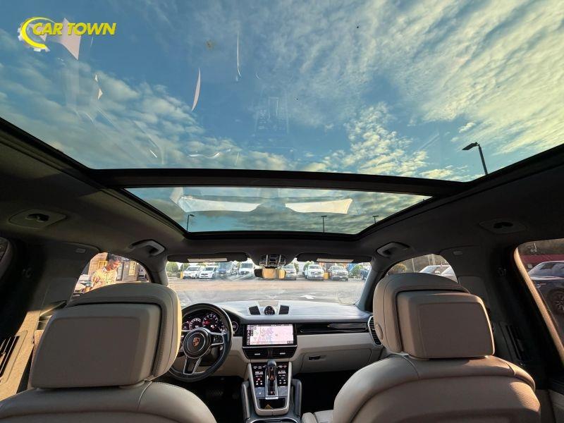 Vehicle photo 23