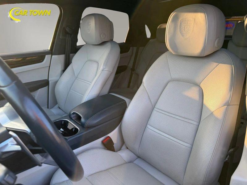 Vehicle photo 25