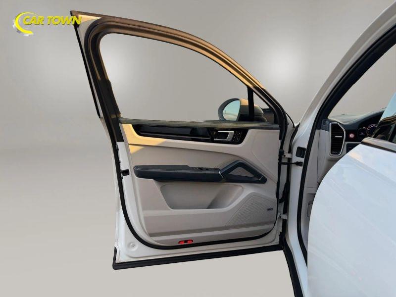 Vehicle photo 26
