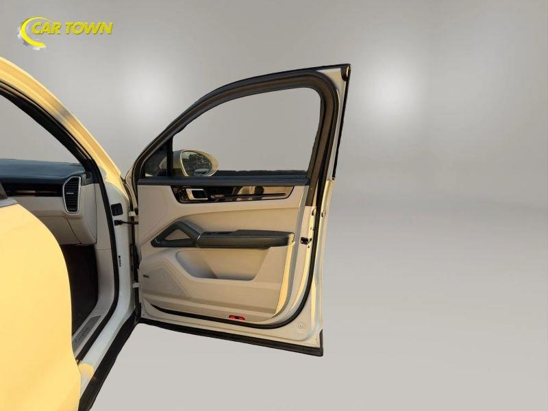 Vehicle photo 29