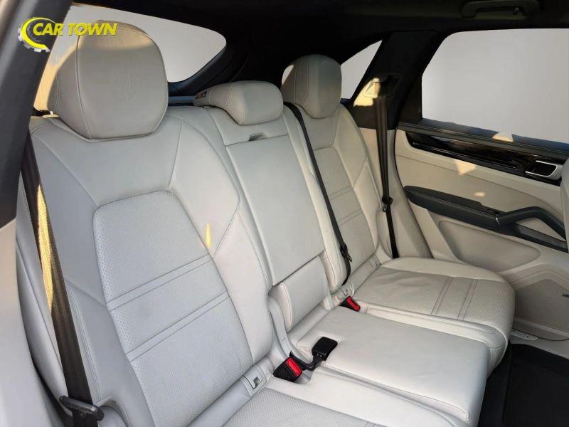 Vehicle photo 30