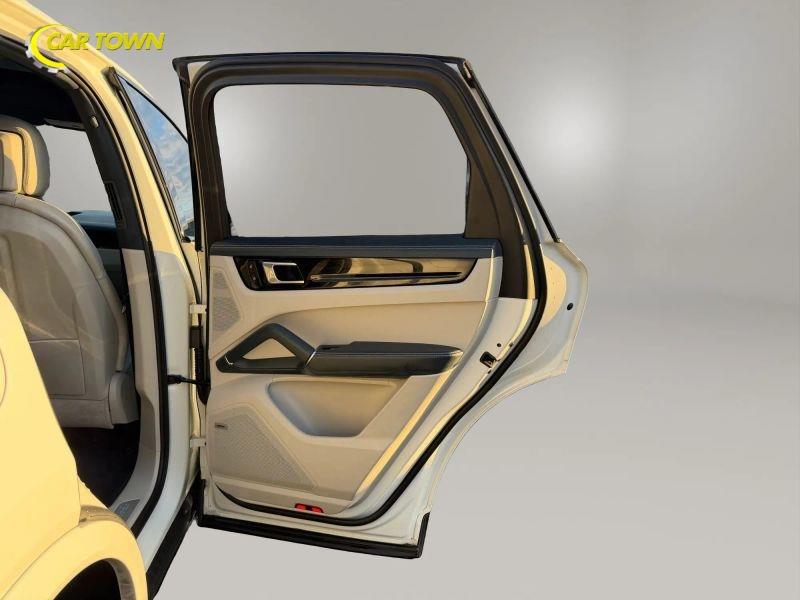 Vehicle photo 31