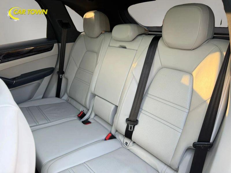 Vehicle photo 32