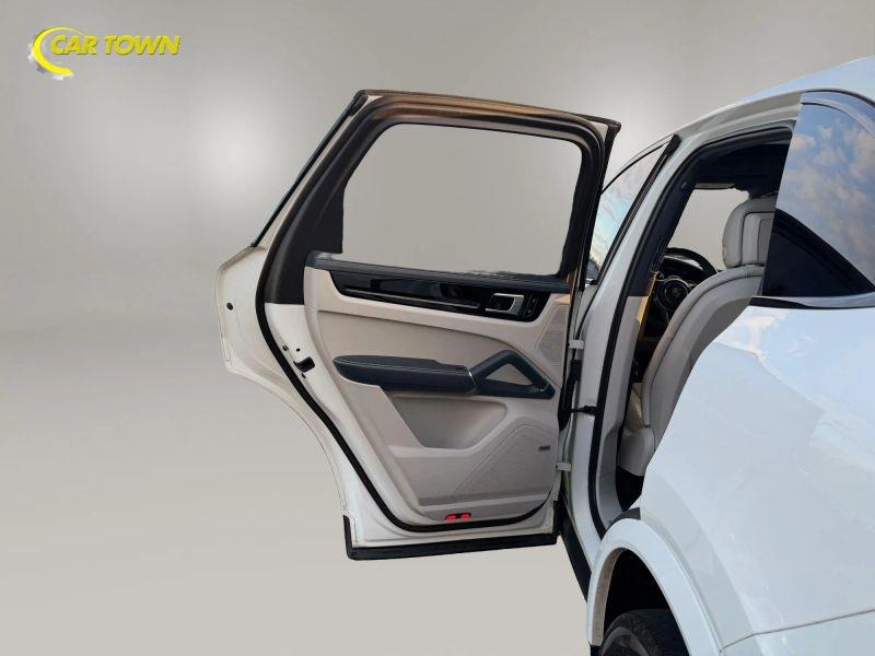 Vehicle photo 33