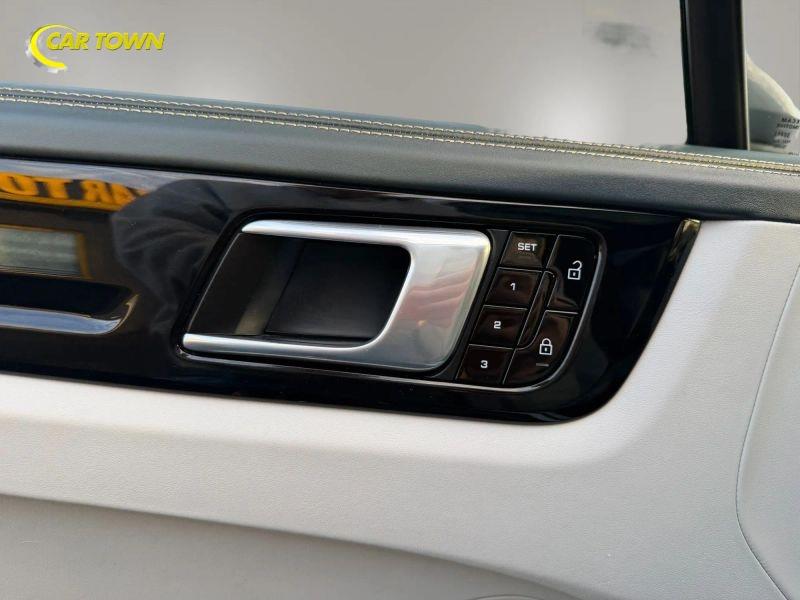 Vehicle photo 37