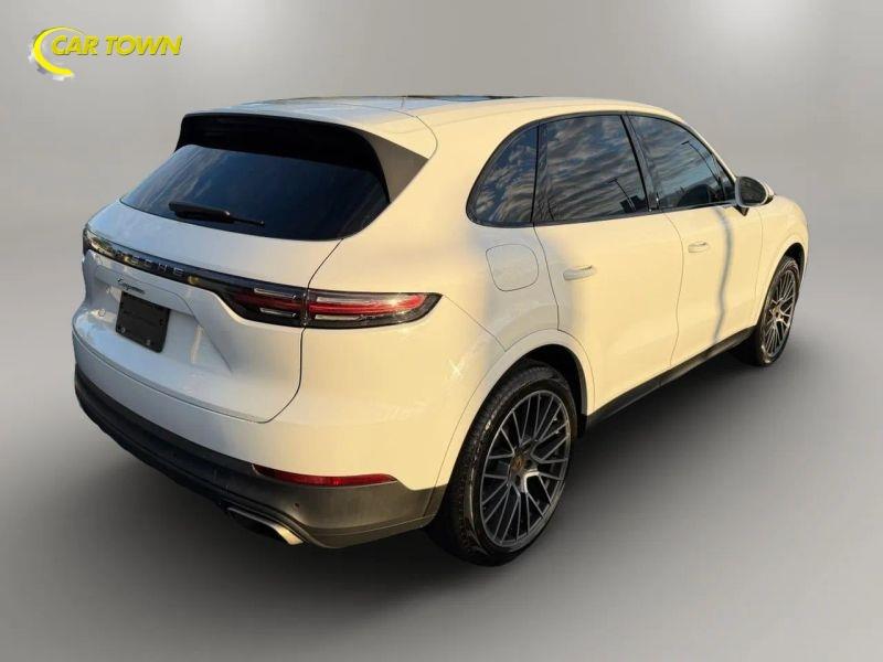 Vehicle photo 8