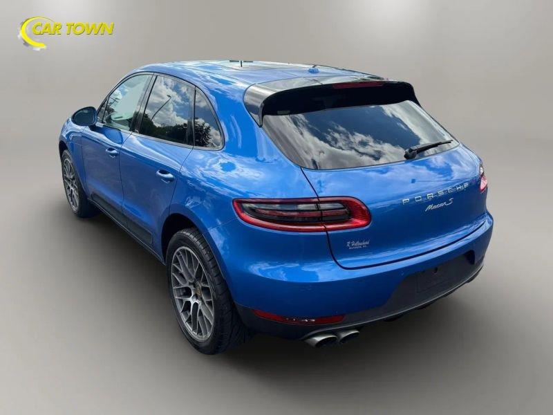 Vehicle photo 12