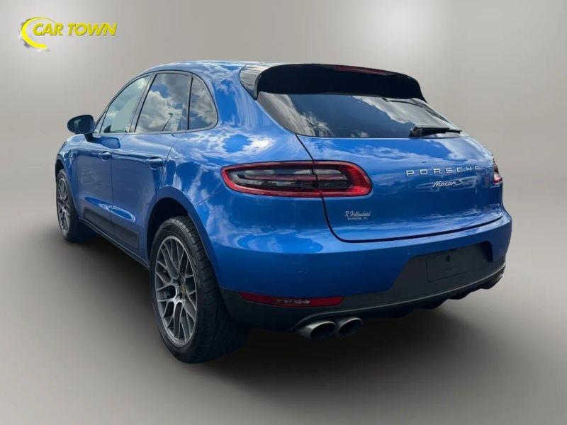 Vehicle photo 13