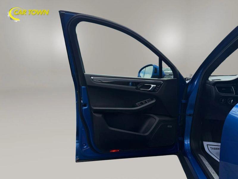 Vehicle photo 17