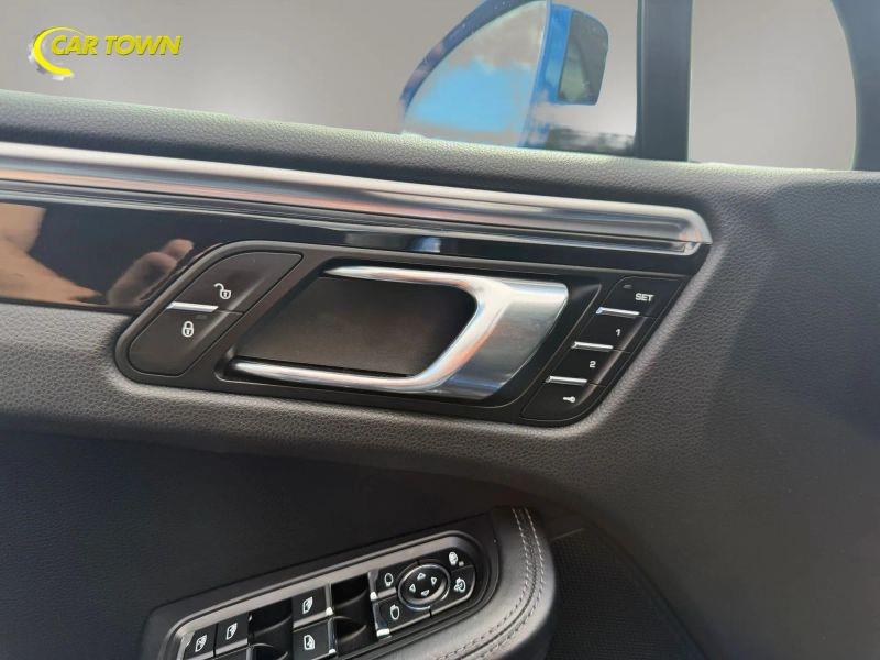 Vehicle photo 18