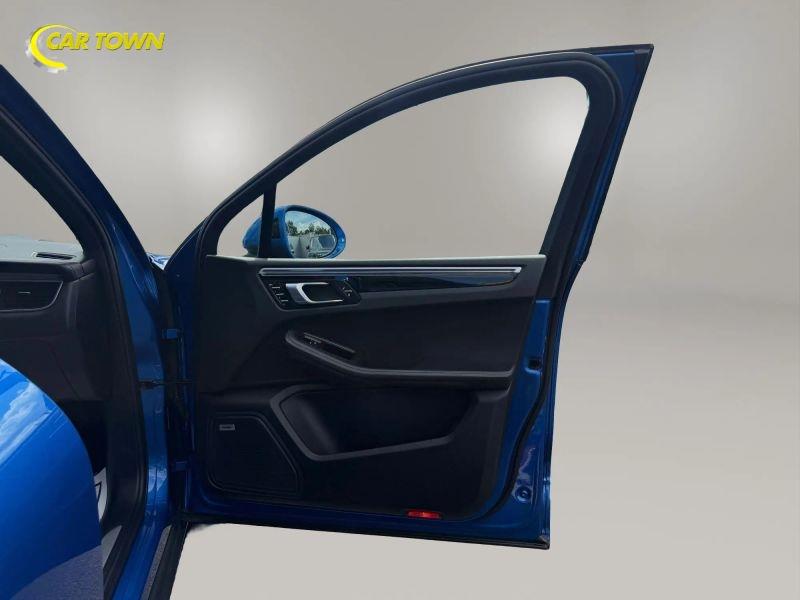 Vehicle photo 25