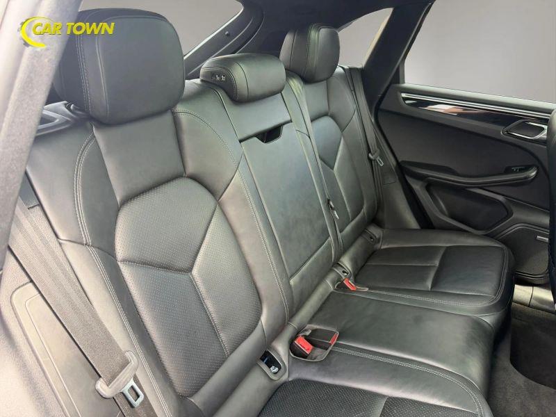 Vehicle photo 26
