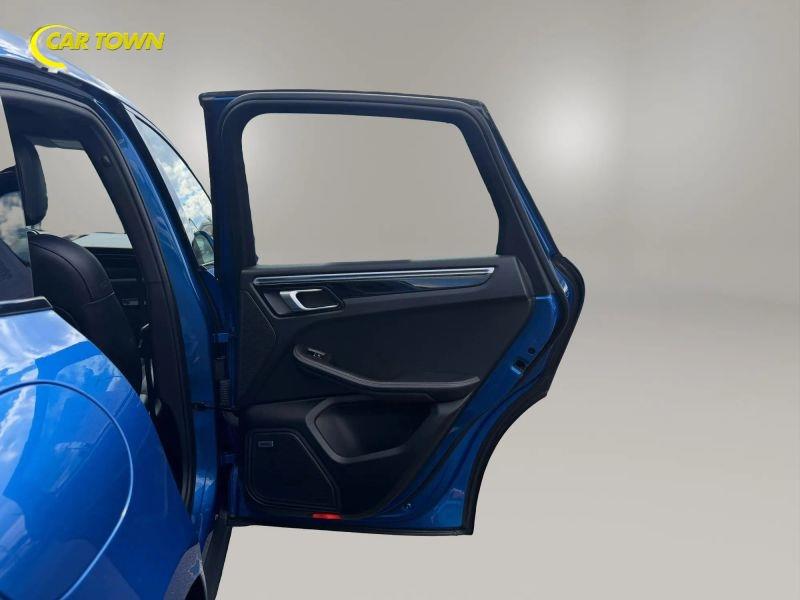 Vehicle photo 27