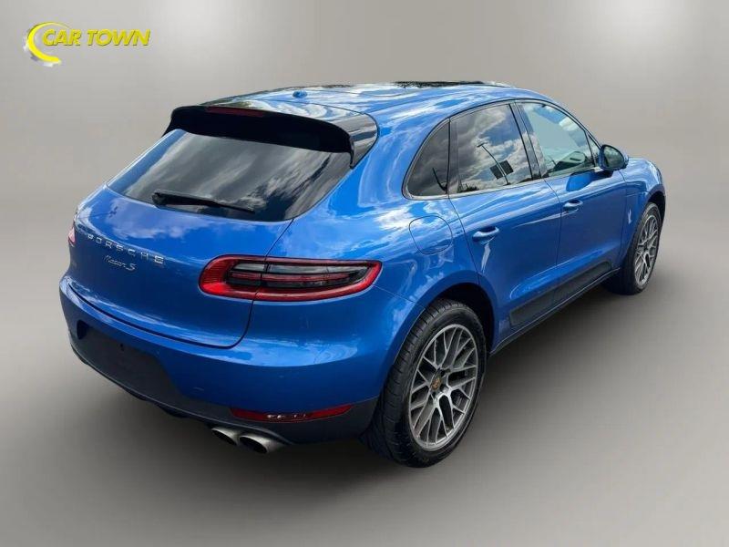 Vehicle photo 8
