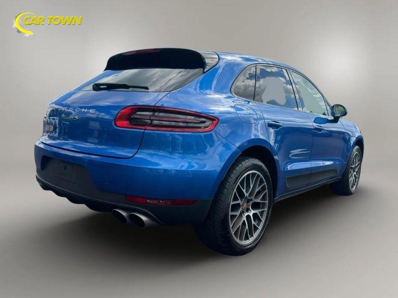 Vehicle photo 9