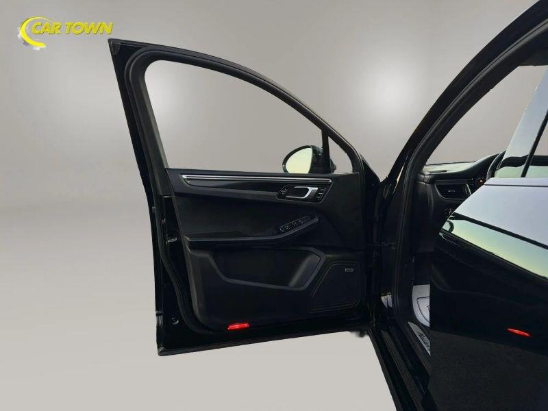 Vehicle photo 17