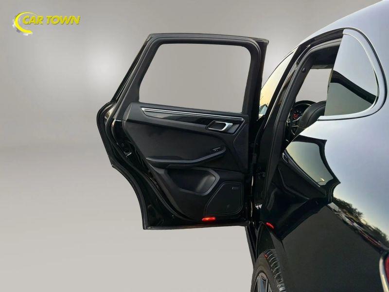 Vehicle photo 19