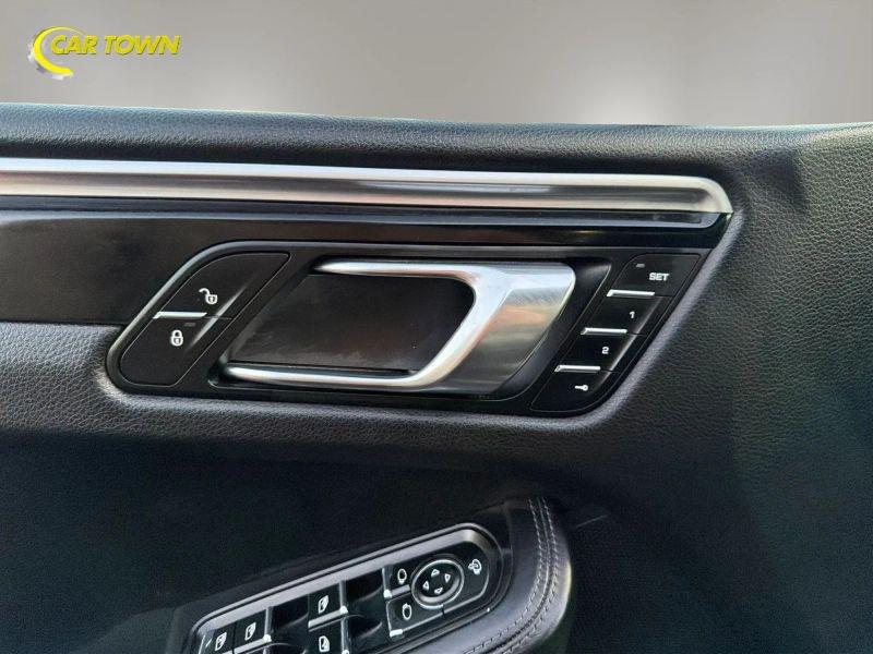Vehicle photo 26