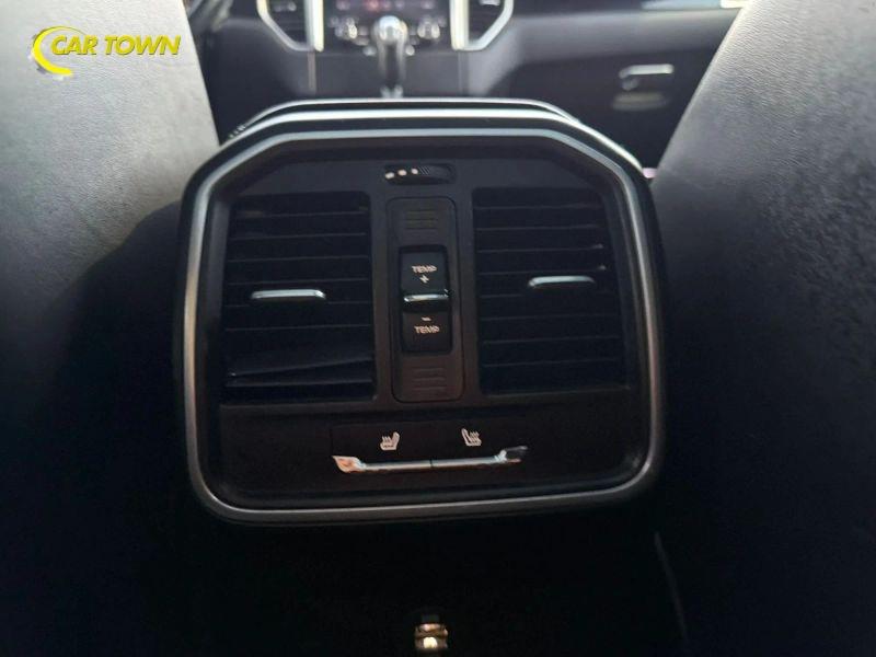 Vehicle photo 32