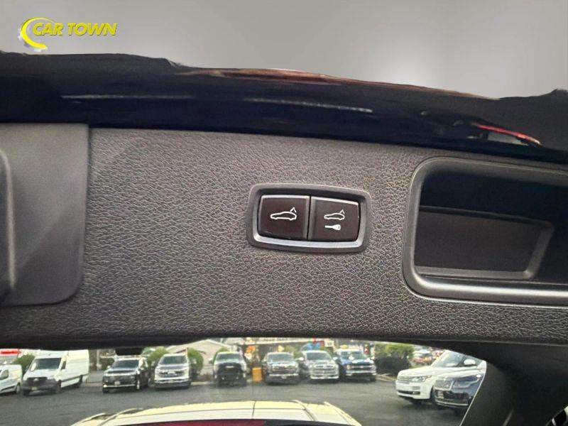 Vehicle photo 34
