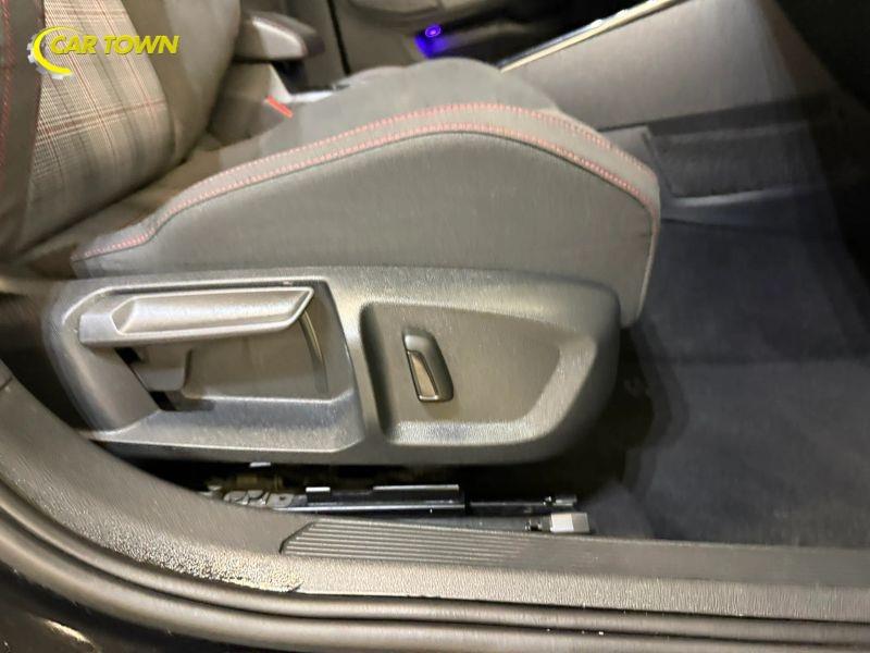 Vehicle photo 28