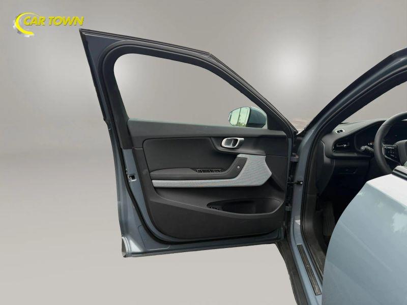 Vehicle photo 17