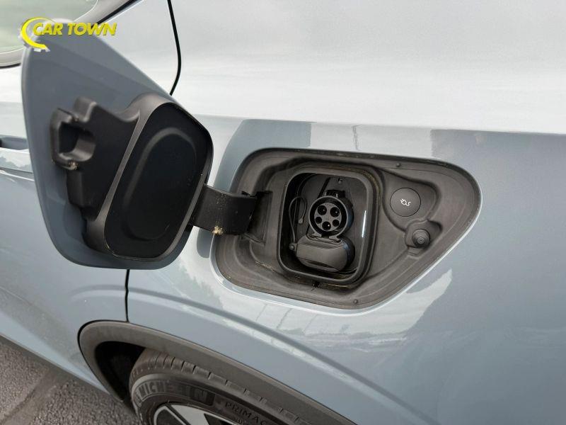 Vehicle photo 25