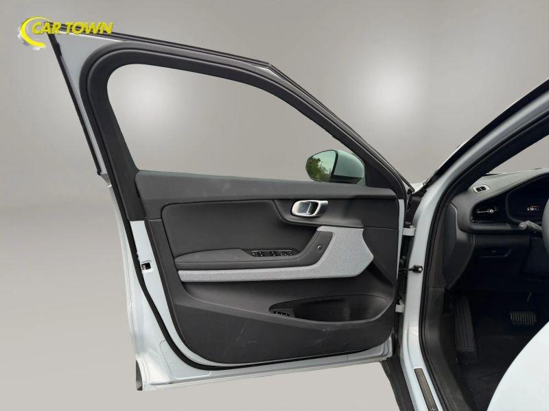 Vehicle photo 17