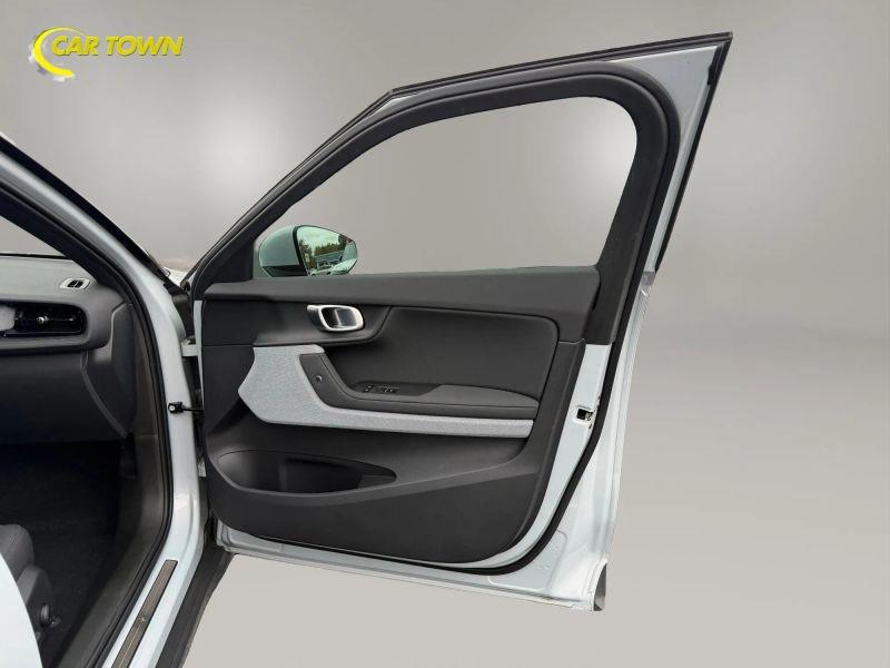 Vehicle photo 20