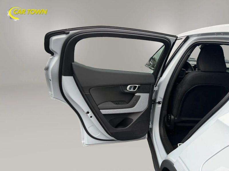 Vehicle photo 24