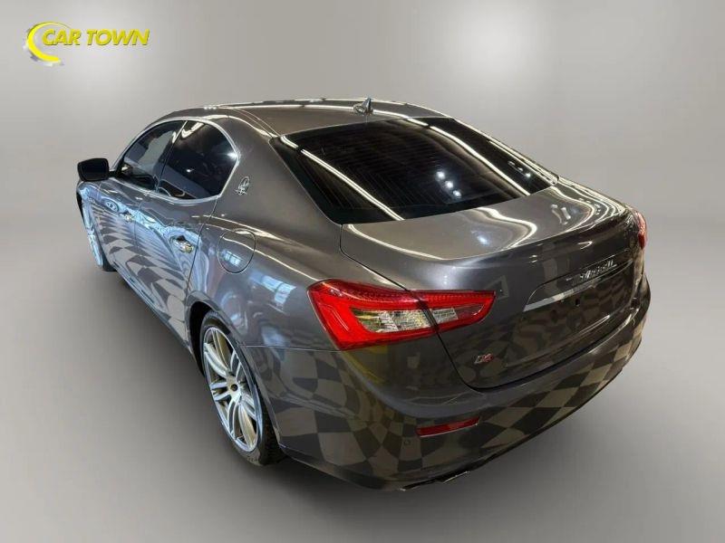 Vehicle photo 12