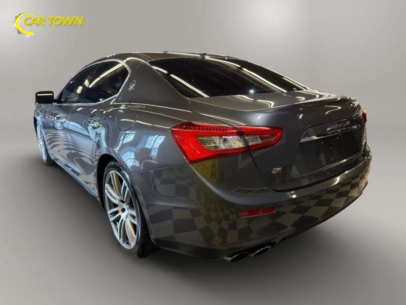Vehicle photo 13