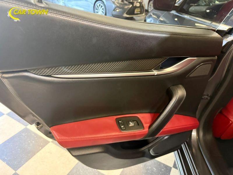 Vehicle photo 25