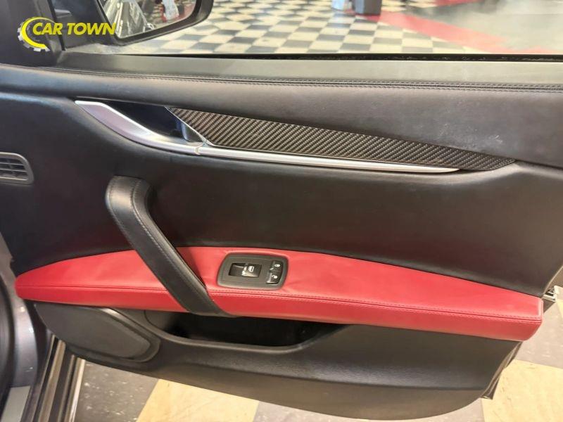 Vehicle photo 29