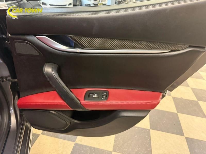 Vehicle photo 31