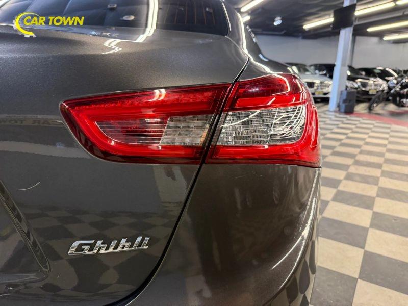 Vehicle photo 33