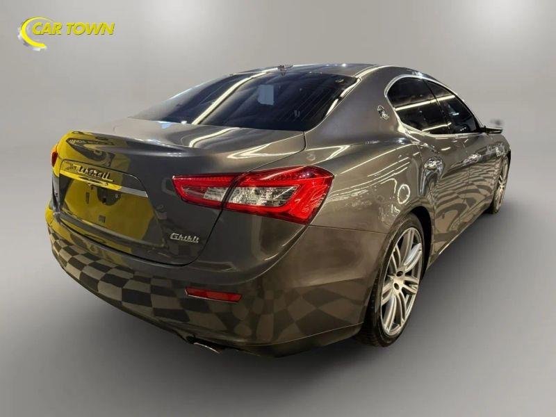 Vehicle photo 9
