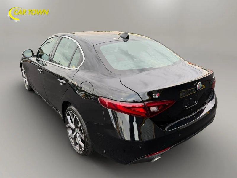 Vehicle photo 12