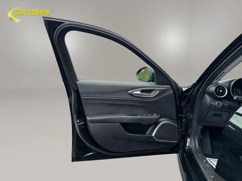 Vehicle photo 17