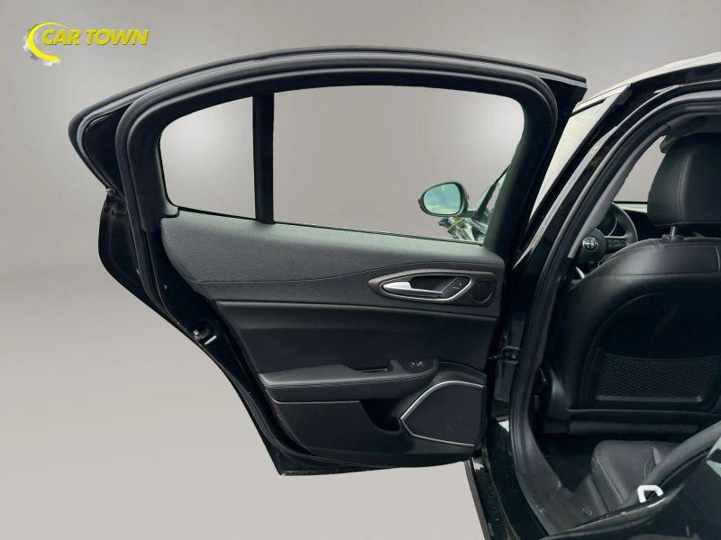 Vehicle photo 23