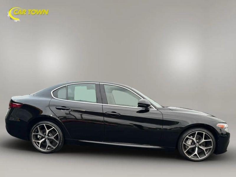 Vehicle photo 7