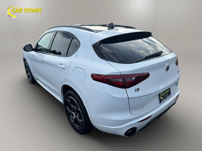 Vehicle photo 12