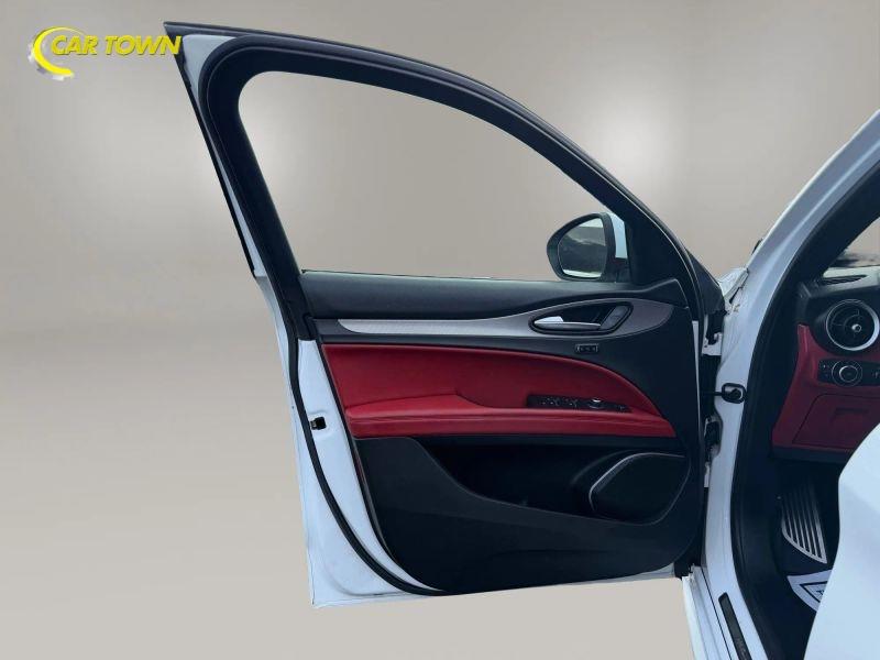 Vehicle photo 17