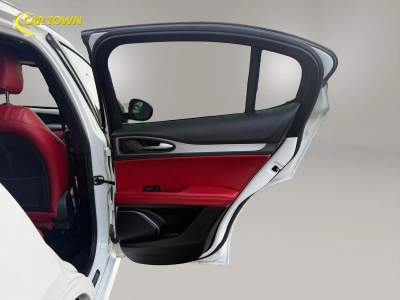 Vehicle photo 23