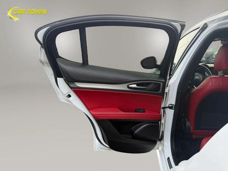 Vehicle photo 25