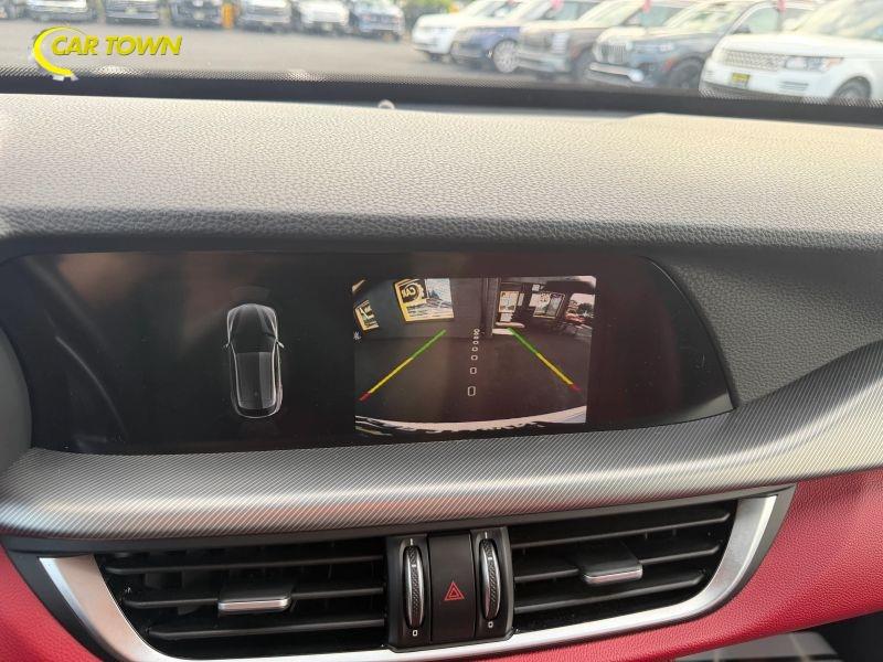 Vehicle photo 30
