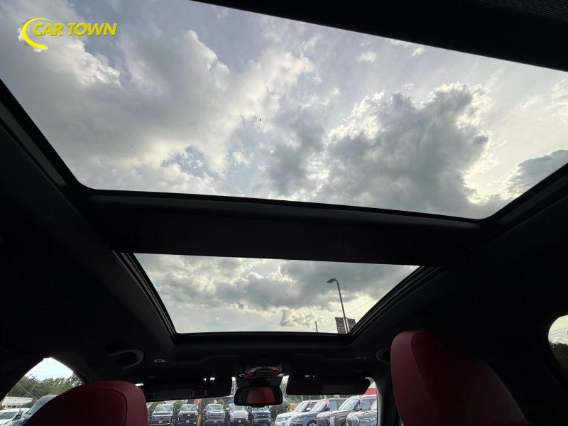 Vehicle photo 32