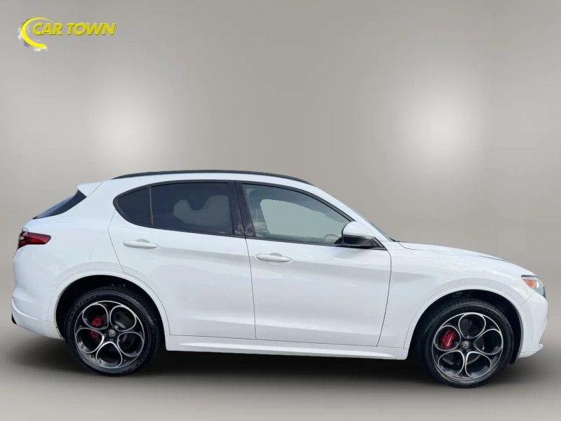 Vehicle photo 7